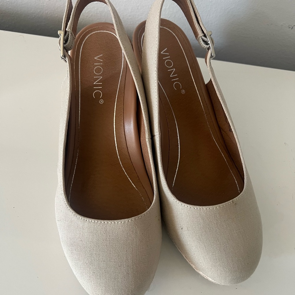 Vionic Wedges Size 10 - Picture 3 of 7
